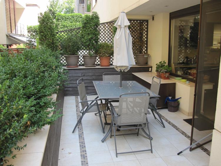 Apartament cu 4 camere semidecomandat în Capitale