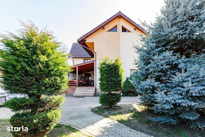 Casă cu 6 camere cu Teren 2333 Mp în Central