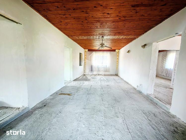 Casă cu 8 camere cu Teren 492 Mp în Central