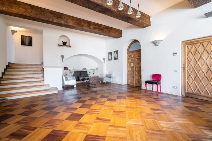 Casă cu 7 camere cu Teren 580 Mp în Dacia
