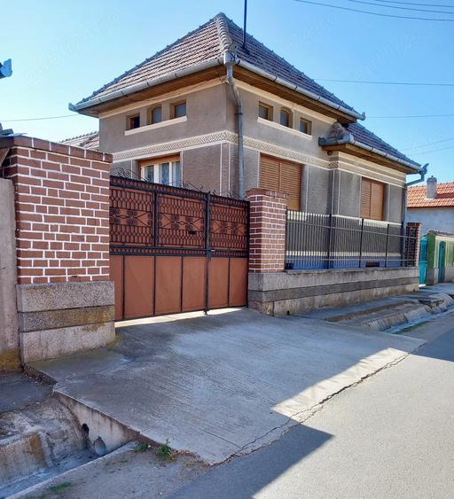 Casă cu 4 camere cu Teren 850 Mp în Cut