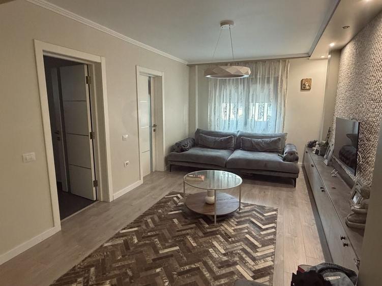 Apartament cu 3 camere decomandat în Exterior Vest
