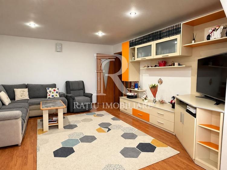 Apartament cu 3 camere decomandat, mobilat în Cantemir