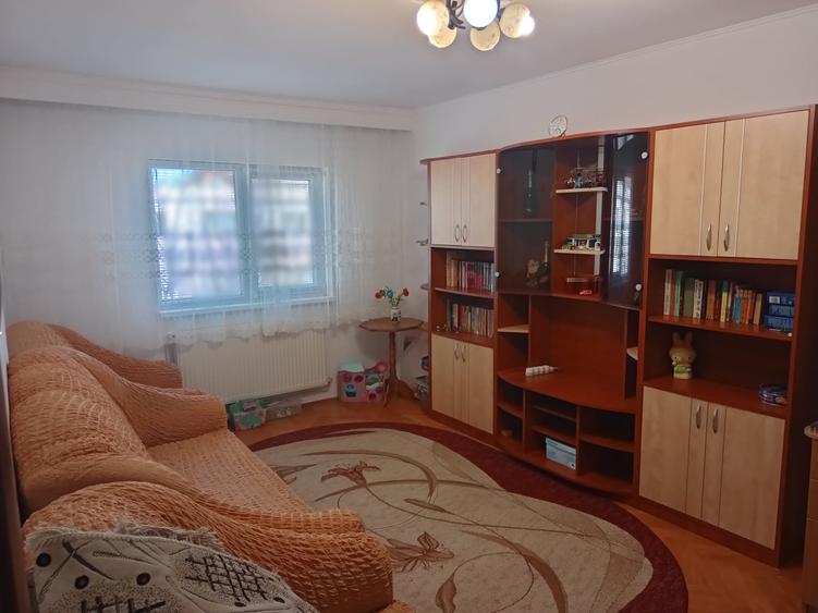 Apartament cu 3 camere decomandat, mobilat în Nicolina