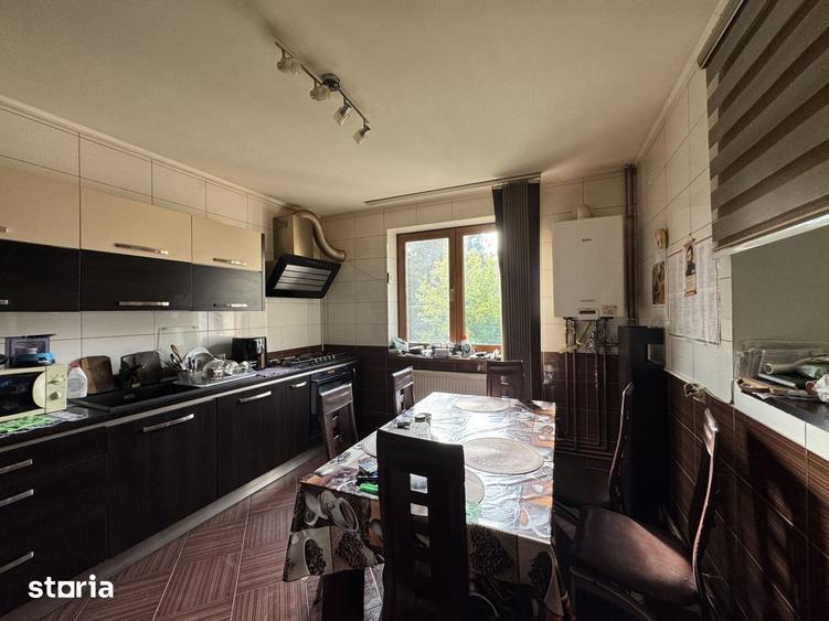 Casă cu 7 camere cu Teren 1317 Mp în Central