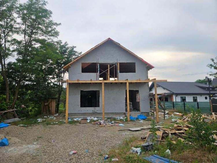 Casă cu 4 camere în Mierea
