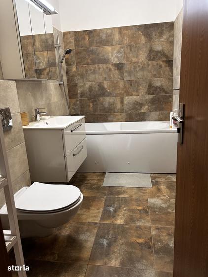 Apartament cu 3 camere în Apărătorii Patriei