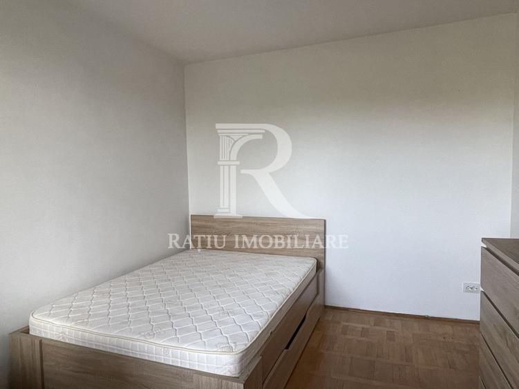 Apartament cu 3 camere semidecomandat, mobilat în Centru Civic