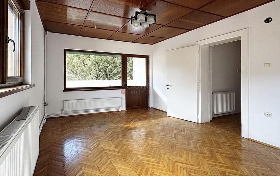 Casă individuală cu 7 camere cu Canalizare în Centrul Istoric