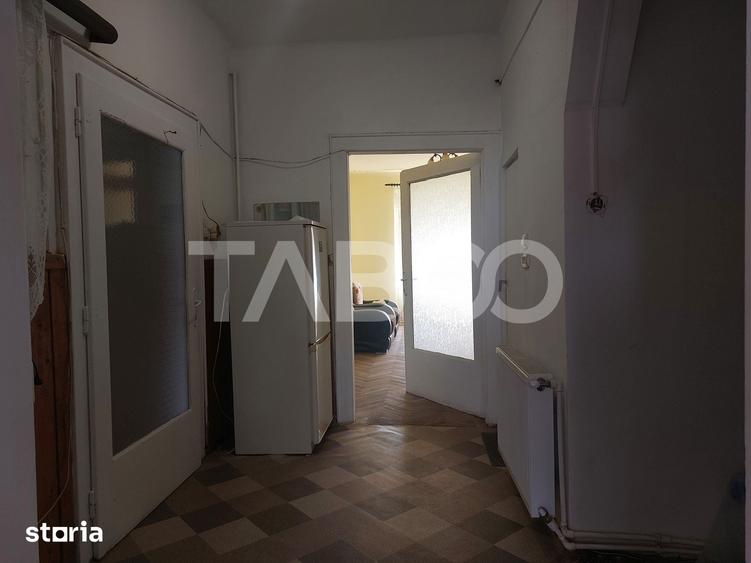 Apartament cu 3 camere semidecomandat în Central