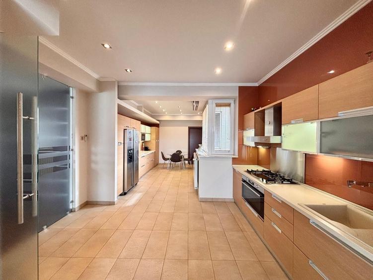 Apartament cu 5 camere, mobilat în Aviatorilor
