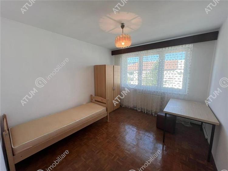 Apartament cu 3 camere semidecomandat, mobilat în Central