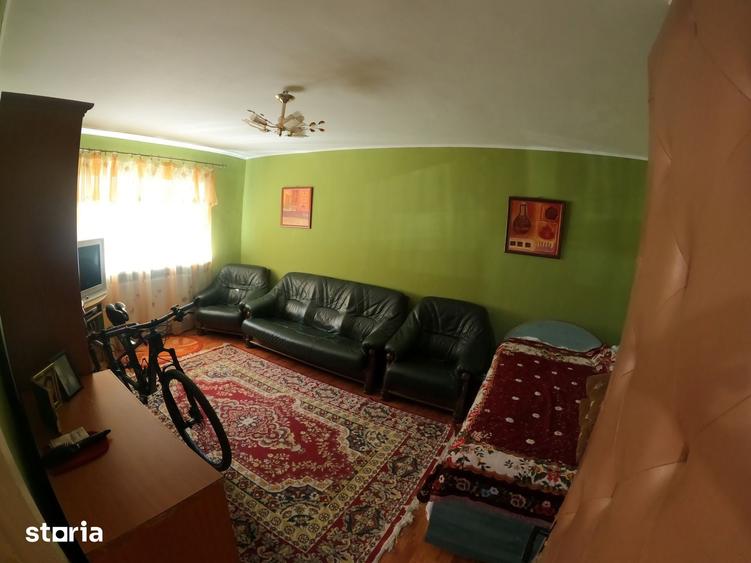 Apartament cu 4 camere decomandat în Central