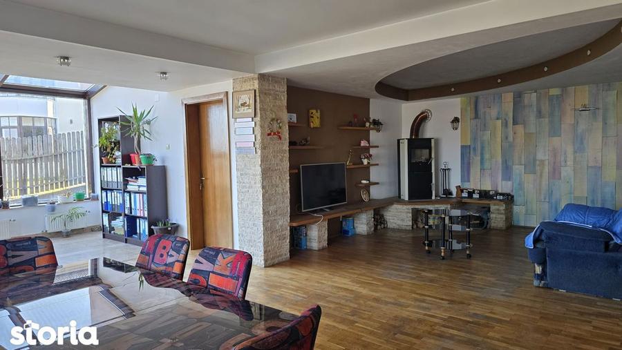 Casă cu 5 camere cu Teren 900 Mp în Zăvoi