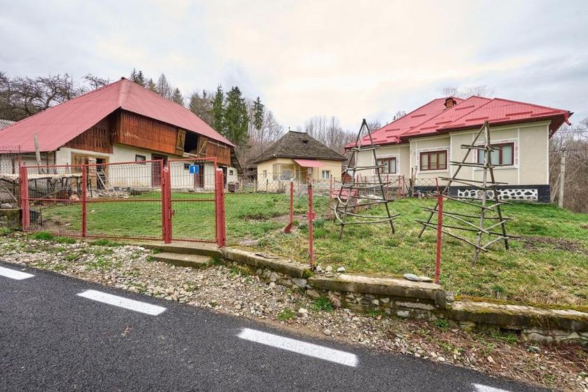 Casă cu 4 camere cu Canalizare în Nucșoara