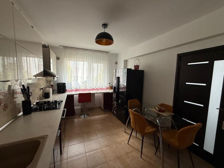 Apartament cu 3 camere decomandat, mobilat în Central