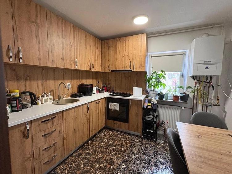 Apartament cu 3 camere semidecomandat în Central