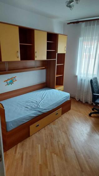 Apartament cu 3 camere decomandat în Cetate