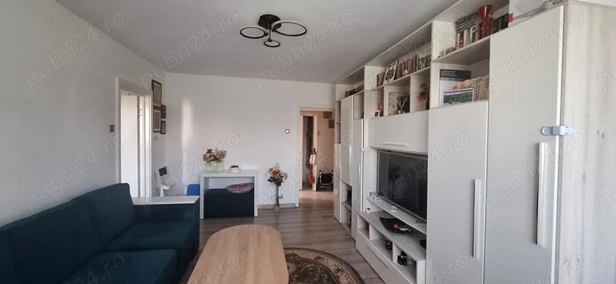 Apartament cu 3 camere semidecomandat în Podu Roș