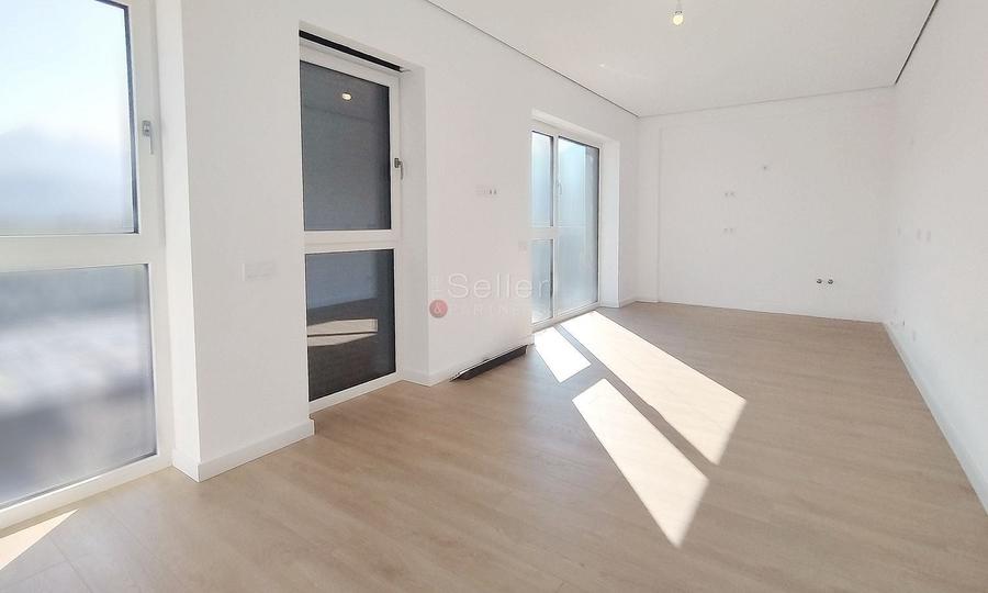 Apartament cu 4 camere decomandat în Astra