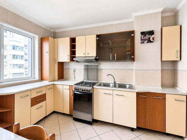 Apartament cu 3 camere decomandat, mobilat în Moinești