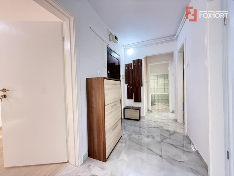 Apartament cu 3 camere decomandat, mobilat în Girocului