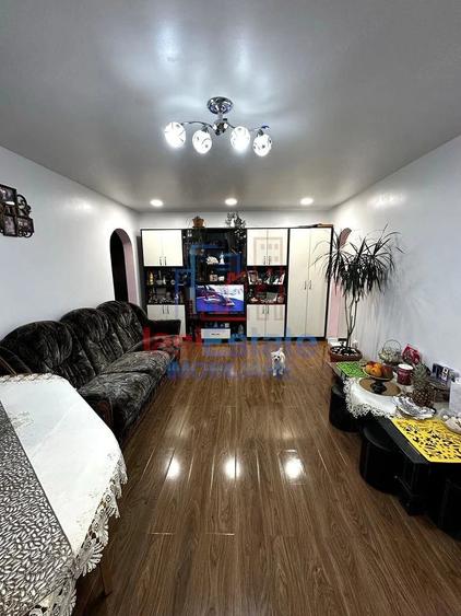 Apartament cu 3 camere semidecomandat în Filiași