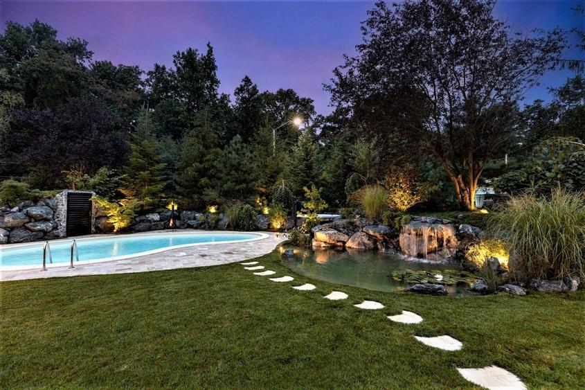 Casă individuală cu 5 camere cu Piscina în Est