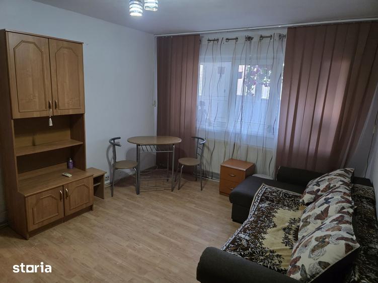 Apartament cu 3 camere semidecomandat în Calea București