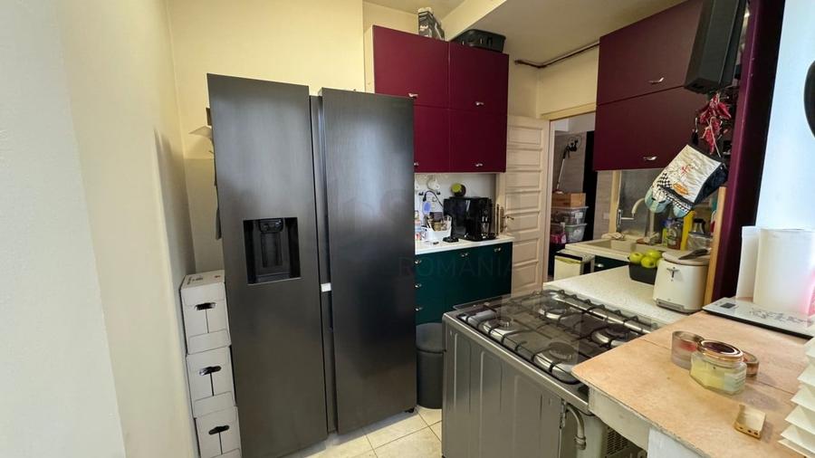 Apartament cu 3 camere semidecomandat, mobilat în Universitate