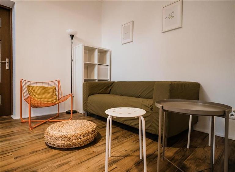 Apartament cu 3 camere nedecomandat, mobilat în Schei