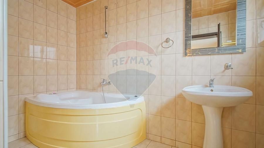 Casă individuală cu 12 camere cu Canalizare în Astra