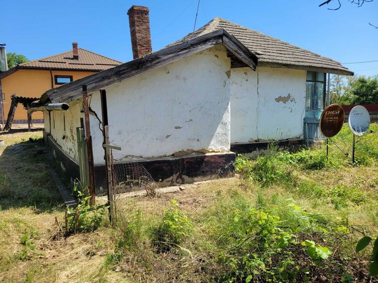 Teren de 2300 mp, în Livada