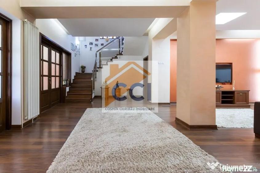 Casă cu 7 camere cu Teren 397 Mp în Central