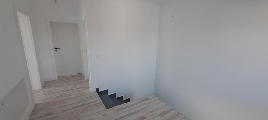 Casă individuală cu 4 camere cu Canalizare în Miroslava