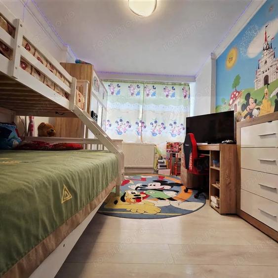 Apartament cu 3 camere semidecomandat în Central