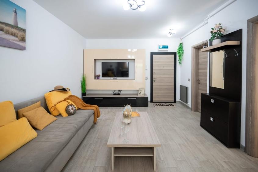 Apartament cu 2 camere semidecomandat, mobilat în Central