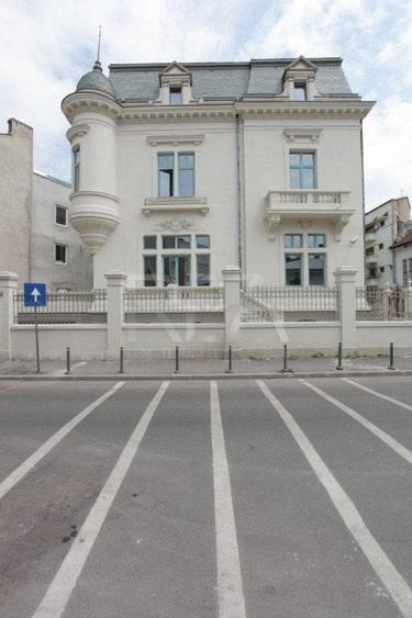 Casă individuală cu 27 camere cu Canalizare în Central