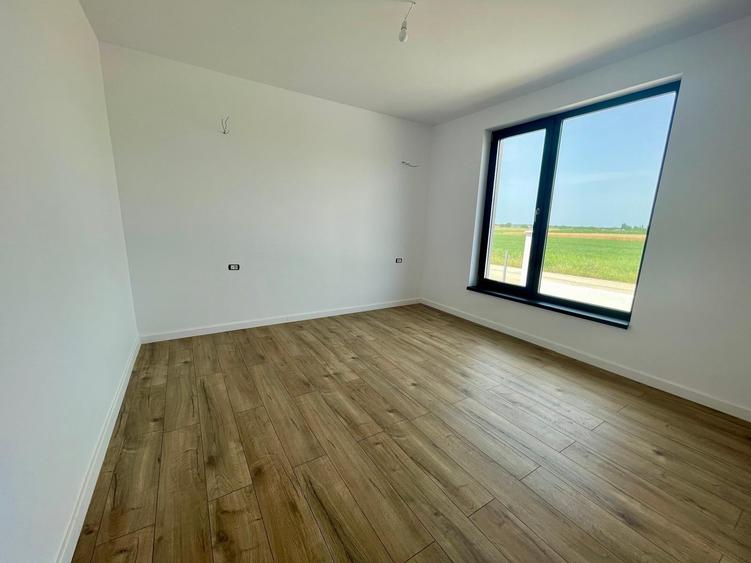 Casă individuală cu 4 camere cu Teren 460 Mp în Crevedia