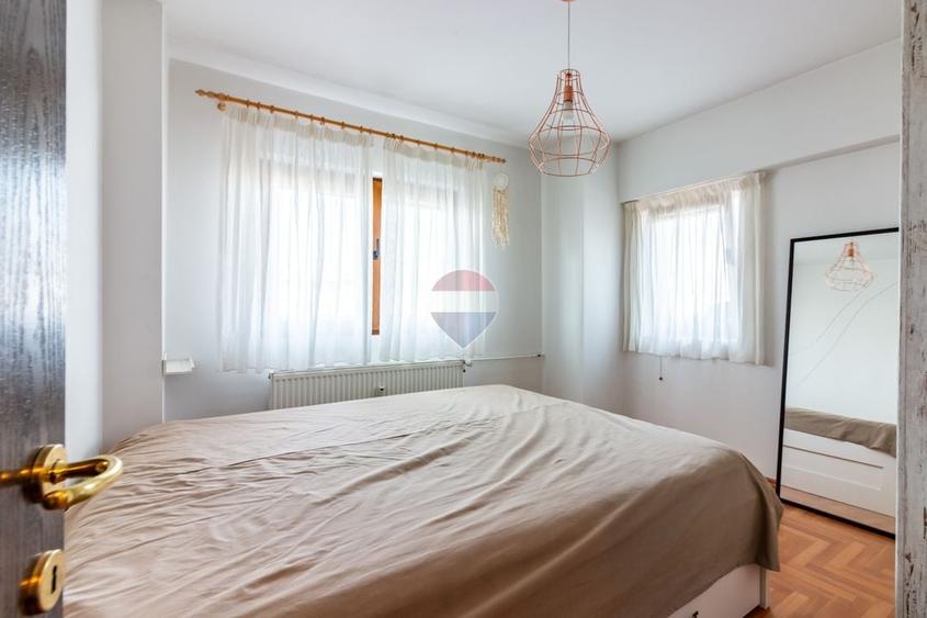 Apartament cu 3 camere semidecomandat, mobilat în Drumul Sării