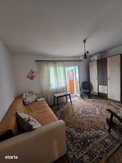 Garsonieră decomandată în Est