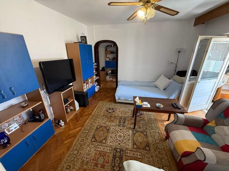 Apartament cu 3 camere decomandat în Careiului