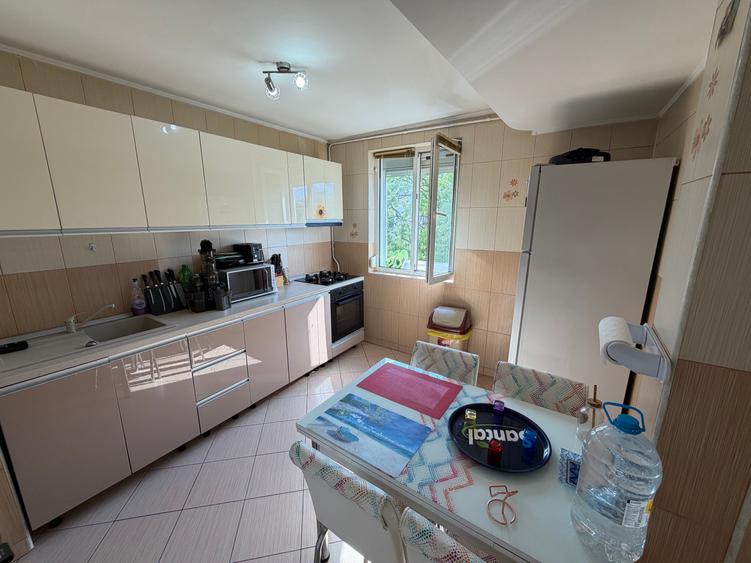 Apartament cu 3 camere semidecomandat, mobilat în Titan