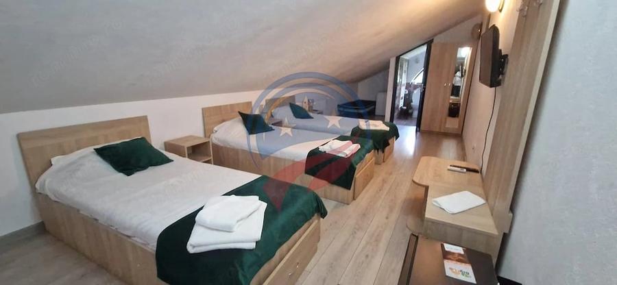 Casă cu 8 camere cu Teren 5574 Mp în Periferie