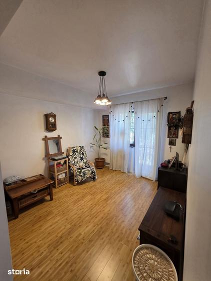 Casă cu 5 camere cu Teren 240 Mp în Tei