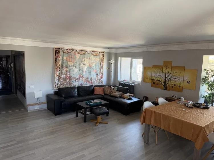 Apartament cu 4 camere decomandat în Capitol