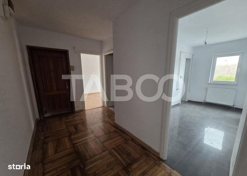 Apartament cu 3 camere semidecomandat în Central