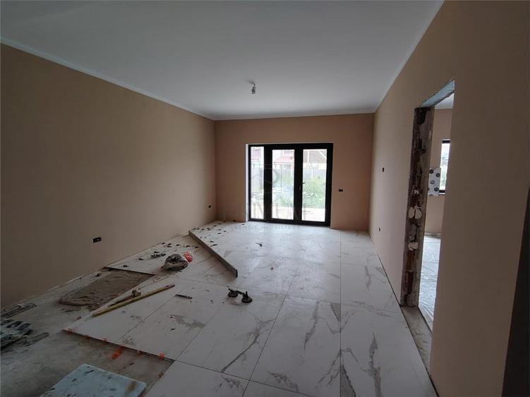 Duplex despartit prin C.T. - spatios - 5 camere - bucatarie - 2