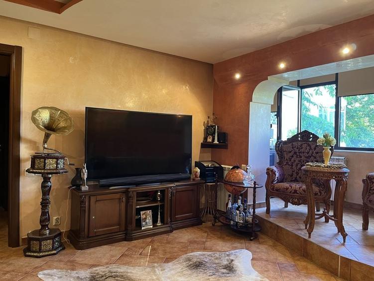 Apartament cu 3 camere decomandat în Palat