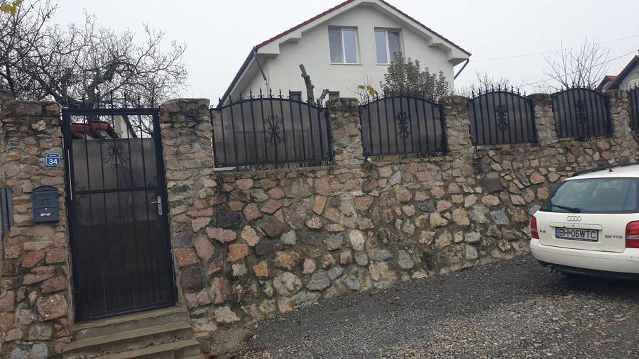 Casă cu 2 camere cu Teren 400 Mp în Central